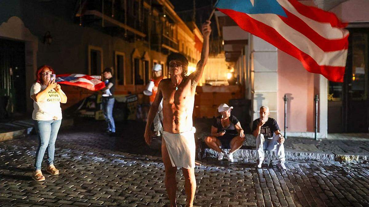 TOPSHOT - Puerto Ricans protest outside La Fortaleza during a massive blackout in Old San Juan, Puerto Rico, on April 16, 2025. A major electricity outage struck Puerto Rico after all power plants in the US territory were knocked offline, utility companies said -- the latest huge outage to hit the Caribbean island. "We have experienced a massive power outage across the island due to the unexpected shutdown of all power generation plants," Genera PR, a private company that operates those plants, said in a statement carried on X. (Photo by Jaydee Lee Serrano / AFP) (Photo by JAYDEE LEE SERRANO/AFP via Getty Images)          