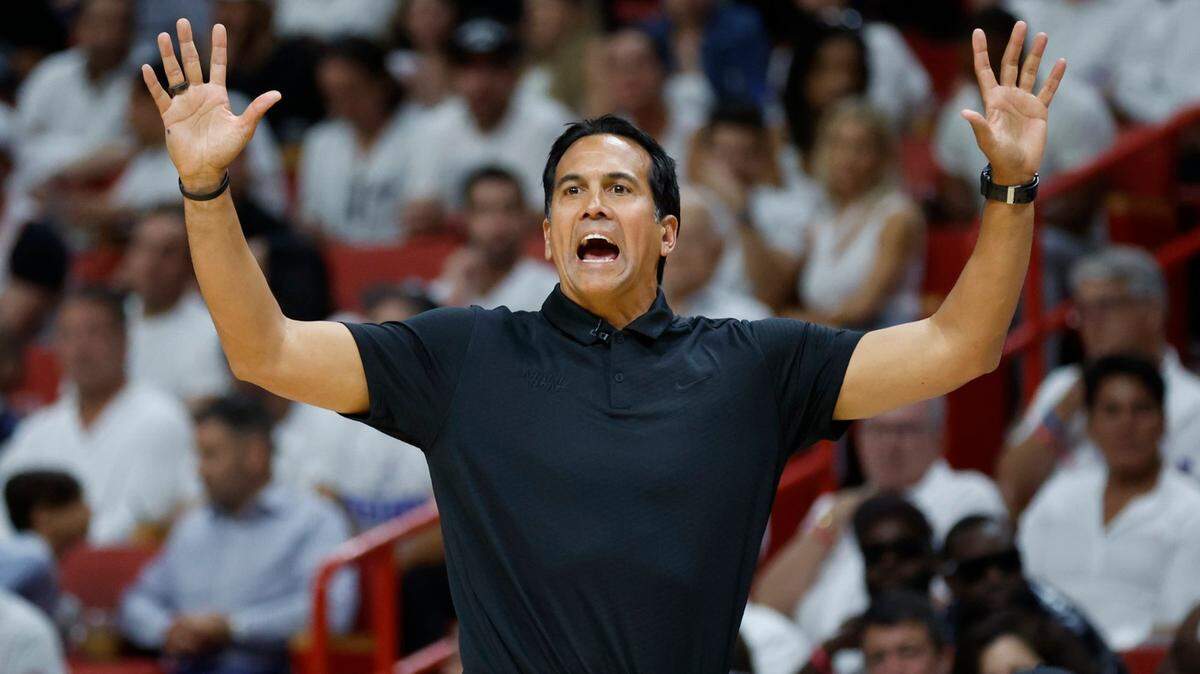 El entrenador del Miami Heat, Erik Spoelstra, señala hacia la cancha durante el tercer juego de la serie de la NBA contra los Knicks de New York, celebrado el sábado 6 de mayo de 2023 en Miami.
