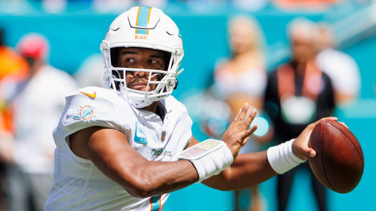 El quarterback Tua Tagovailoa se prepara para pasar durante el primer cuarto del partido contra Buffalo Bills, celebrado el 25 de septiembre de 2022 en el Hard Rock Stadium en Miami Gardens, Florida.
