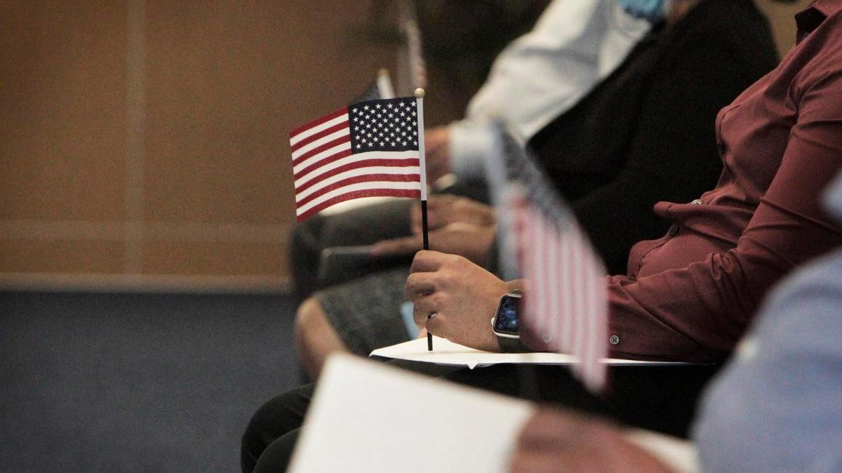 Una ceremonia de naturalización en la oficina de campo de USCIS en West Kendall. La agencia por primera vez reconoció retrasos en programar y reprogramar citas para los servicios biométricos debido a la pandemia.
