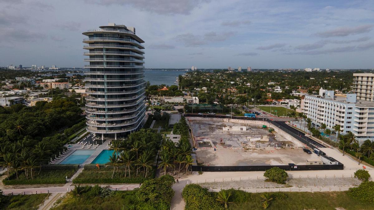 Una foto aérea mirando hacia el oeste, tomada el 17 de noviembre de 2021, muestra el edificio Eighty Seven Park (izquierda) y el emplazamiento del antiguo condominio Champlain Towers South (derecha).
