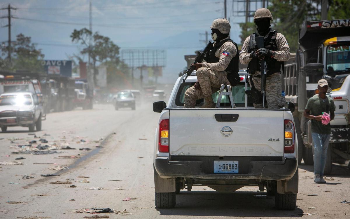 Patrullas de policías haitianos vigilan el tráfico durante una parada en un control policial en Tabarre, cerca de la embajada de Estados Unidos, al este de la metrópolis de Puerto Príncipe. La poderosa pandilla de los 400 Mawozo y sus aliados intentaban extender su control a esa zona.