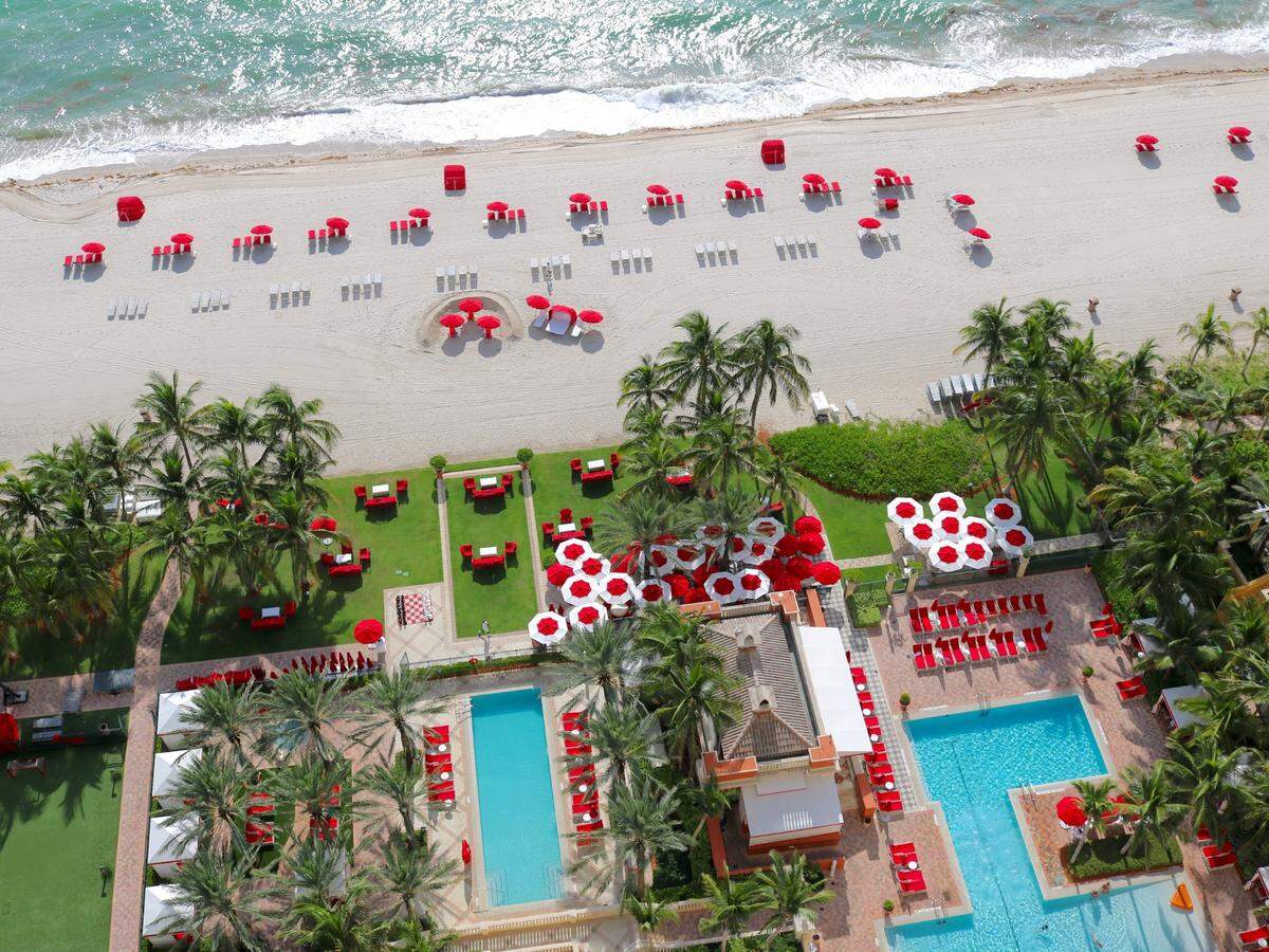 Vista de las piscinas y el área de playa en Acqualina Resort, en Sunny Isles Beach.