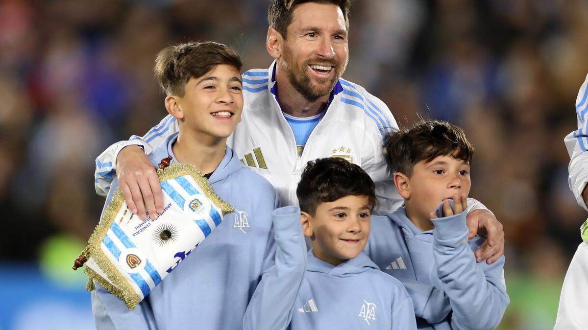(250906) -- BEIJING, Sept. 6, 2025 (Xinhua) -- Lionel Messi (2nd L) of Argentina poses with his sons before the 2026 FIFA World Cup CONMEBOL Qualifier football match between Argentina and Venezuela in Buenos Aires, Argentina, Sept. 4, 2025. (Photo by Martin Zabala/Xinhua) (Photo by Xinhua/Sipa USA)