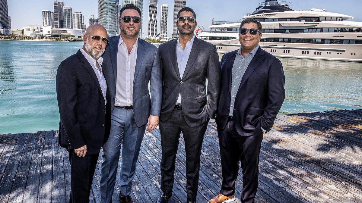 Los socios (de izq. a der.) Daniel Lebensohn, Greg Freedman, Nitin Motwani y Dev Motwani se han hecho cargo del arrendamiento municipal a largo plazo de casi 11 acres de terreno en Watson Island, donde el urbanizador Flagstone Property Group fracasó durante 23 años en su intento de construir un complejo hotelero de lujo, un complejo comercial, jardines públicos y un paseo marítimo.