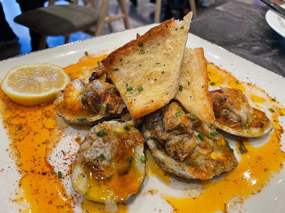 Ostras al horno de Miami-Orleans en Ella's del salón de comida Shoma Bazaar.