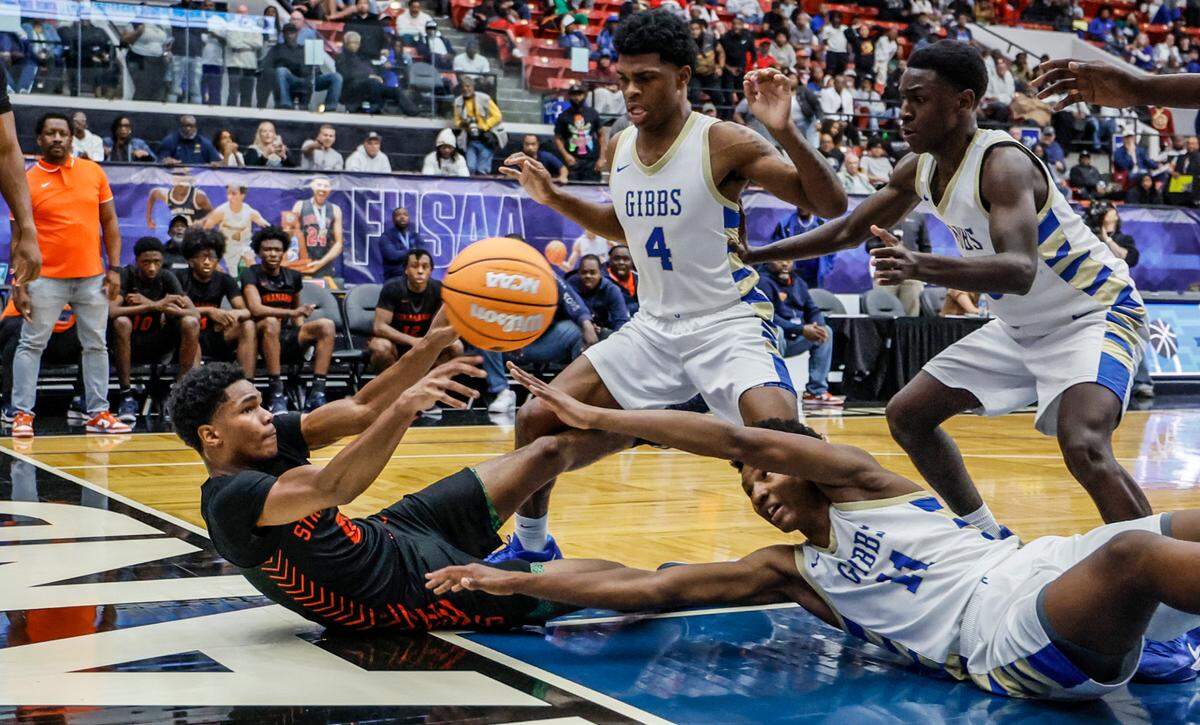 Stranahan High School’s Christian Yeargin (0) passes the ball to Isaiah Brown (11) who scores the game winning basket against Gibbs High School in the final seconds of the game for the FHSAA Class 4A Boys High School Basketball State Championship.