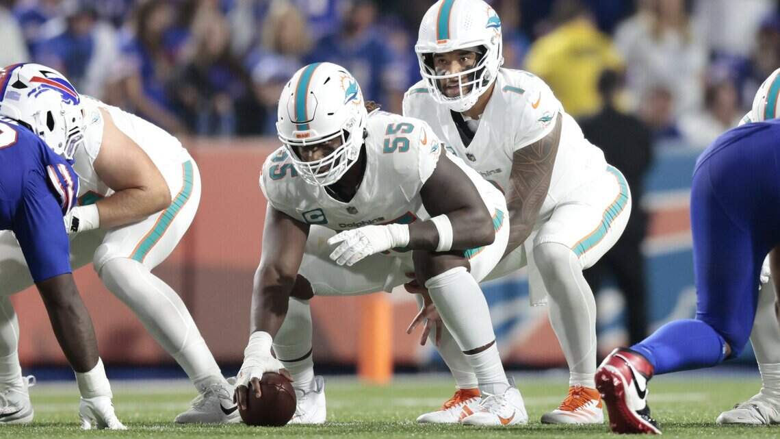 Dolphins sign C Aaron Brewer to three-year, $52.5 million extension