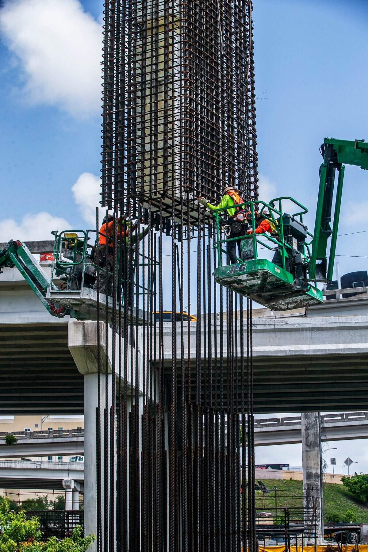 Unos trabajadores viendo la inserción de jaula de acero de refuerzo para un nuevo muelle en el núcleo de la SR 836/I-395/I-95 Interchange, como parte de la I-395/SR 836/I-95 Design-Build Project, el miércoles 03 de agosto 2022.