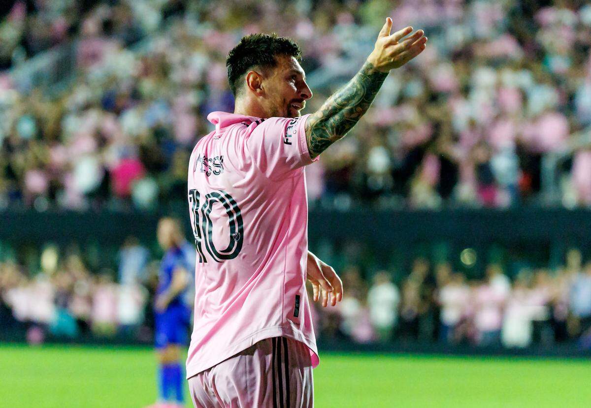 Inter Miami forward Lionel Messi (10) greets the fans after scoring the go ahead goal during the second half of a Leagues Cup group stage match against Cruz Azul Stadium on Friday, July 21, 2023, in Fort Lauderdale, Fla.