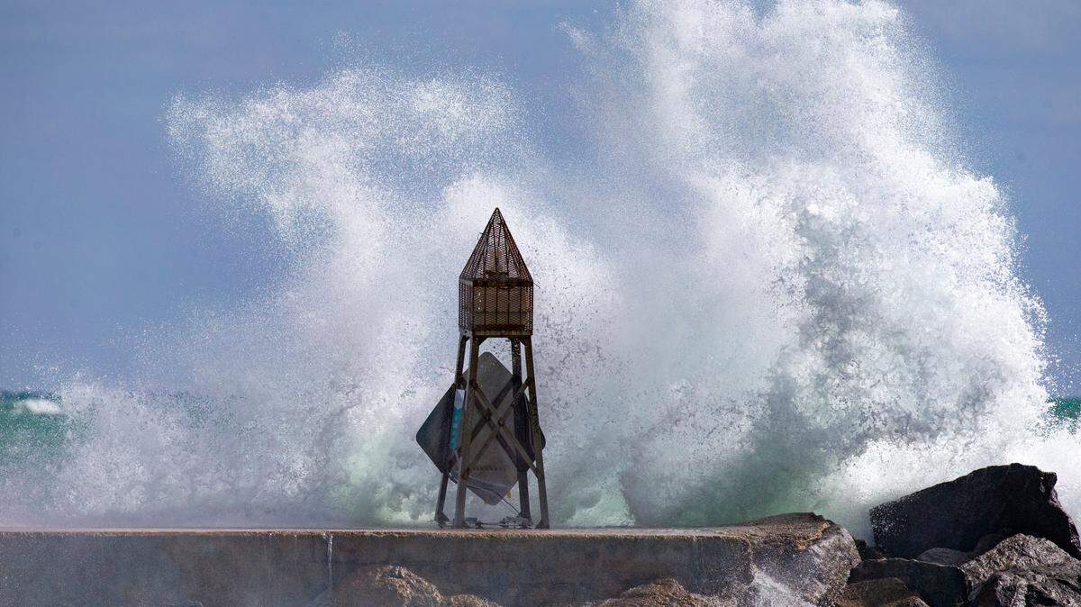 Las olas chocan contra el muelle en el Faro de Bal Harbour en esta foto del 18 de noviembre de 2020 en Bal Harbour, Florida. Es probable que se repita el 26 de julio de 2022, ya que se pronostican tormentas dispersas a fuertes para gran parte de Miami-Dade y Broward.