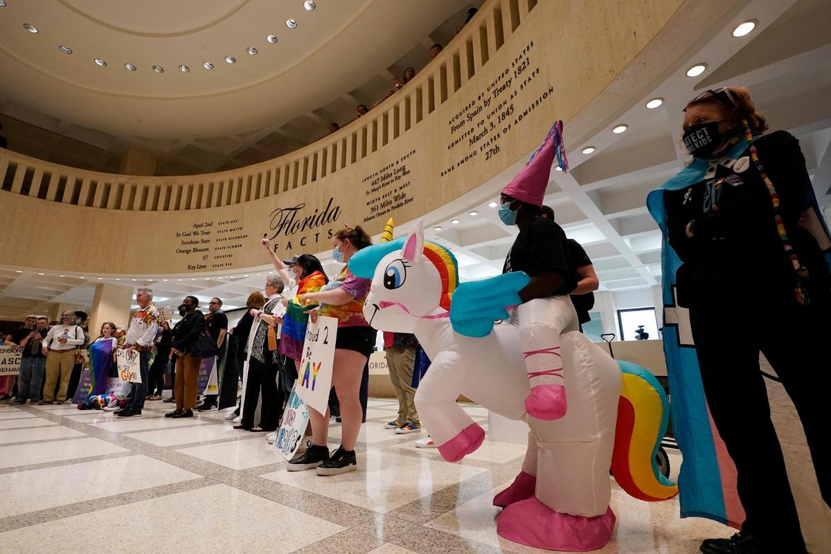 Manifestantes se reúnen en las escalinatas del Museo Histórico del Capitolio de la Florida frente al Capitolio del estado de la Florida, el lunes 7 de marzo de 2022, en Tallahassee, Florida.  Los republicanos de la Cámara de Representantes de la Florida hicieron avanzar un proyecto de ley, apodado por los opositores como el proyecto de ley "No digas gay", para prohibir las discusiones sobre orientación sexual e identidad de género en las escuelas, rechazando las críticas de los demócratas que dijeron que la propuesta sataniza a las personas LGBTQ.