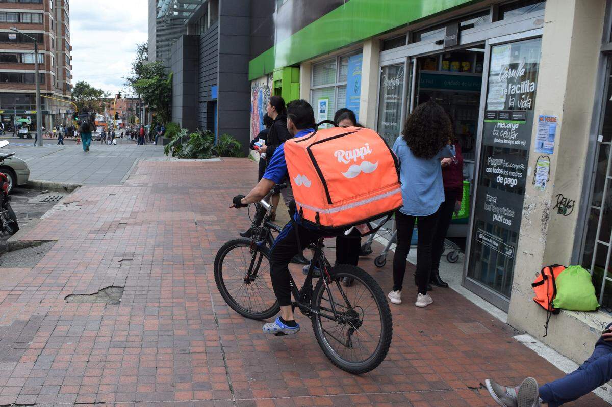 Rappi tiene más de 100,000 empleados para entregar pedidos, que lo hacen a pie, en bicicleta y en motos.