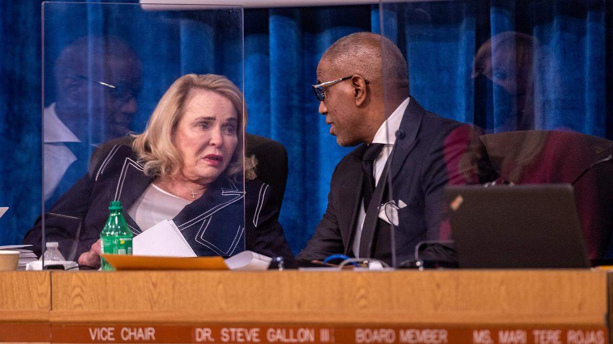 Perla Tabares Hantman, presidenta de la Junta Escolar de Miami-Dade, y el vicepresidente, el Dr. Steve Gallon III, habla durante una reunión de la Junta el 12 de enero de 2022. 