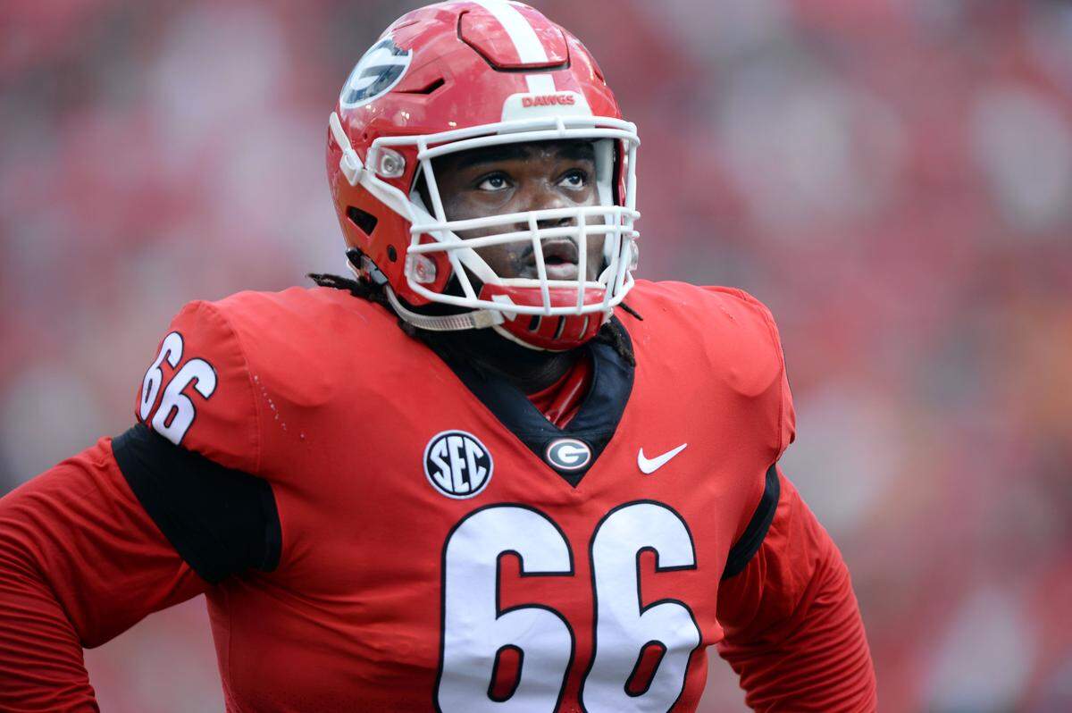 BEAU CABELL/THE TELEGRAPH Athens, Ga., 09/29/2018: Georgia linebacker Solomon Kindley (66) checks the action on the new jumbotron between plays warming up for Tennessee. Georgia beat Tennessee, 38-12.