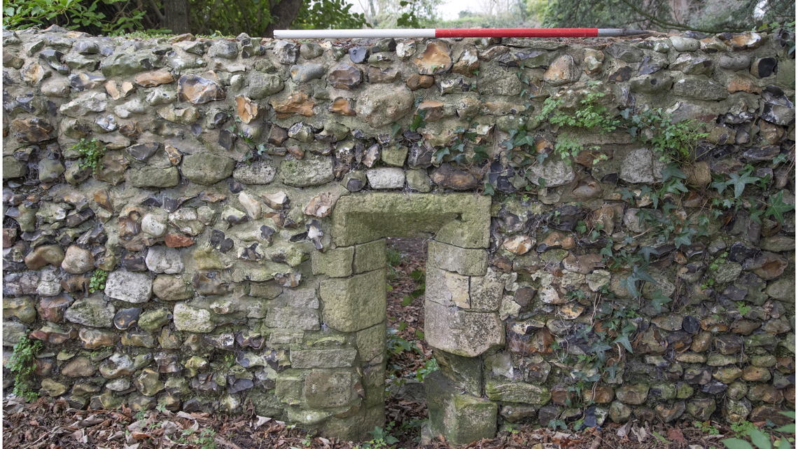 The “lost” manor house of the last Anglo-Saxon King of England has been discovered thanks to a tapestry that preserved its memory.