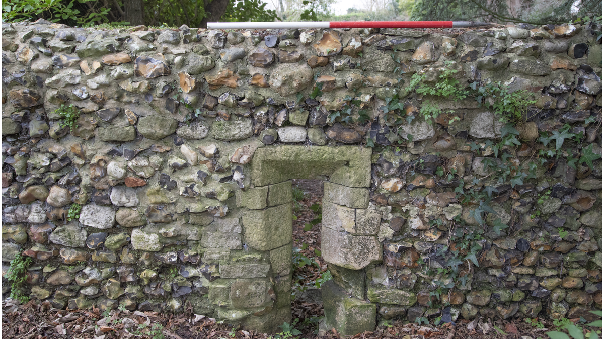 The “lost” manor house of the last Anglo-Saxon King of England has been discovered thanks to a tapestry that preserved its memory.