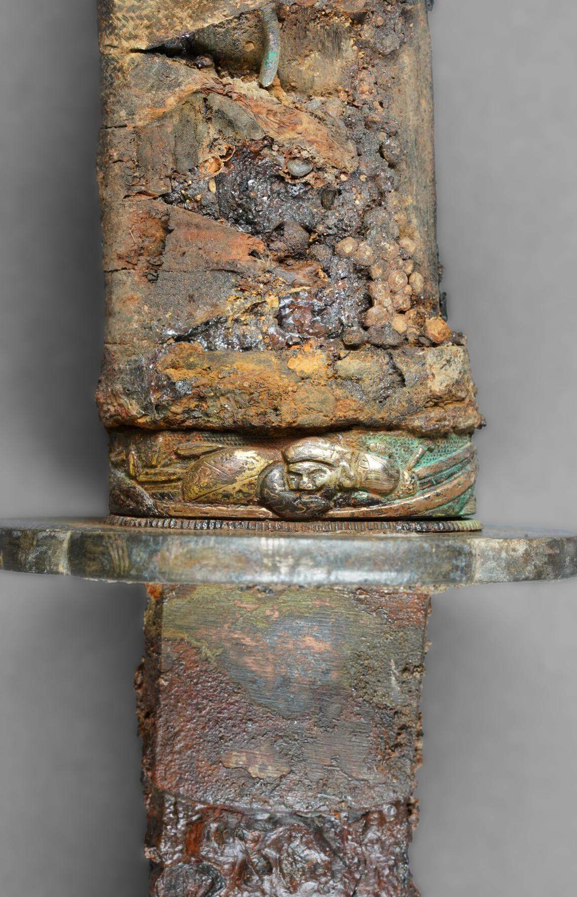 The image of a Japanese god of luck was found on the handle.