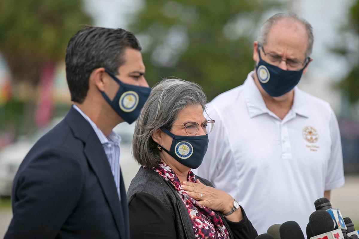 Daniella Levine Cava habla con los medios el miércoles 4 de noviembre de 2020, luego de derrotar a Esteban “Steve” Bovo para la alcaldía de Miami-Dade en la segunda vuelta del martes. A la izquierda está el alcalde de la ciudad de Miami, Francis Suárez, y el alcalde de Miami Beach, Dan Gelber, a la derecha.