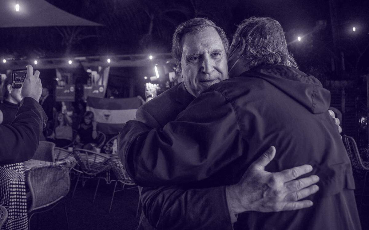 El comisionado de la ciudad de Miami Joe Carollo celebrando con sus partidarios después de ganar la reelección para el Distrito 3 en el restaurante Old Havana, en La Pequeña Habana, el martes 2 de noviembre de 2021.
