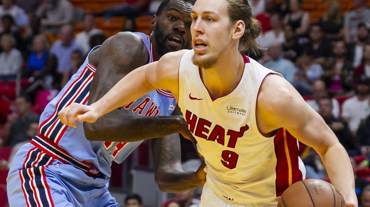 El delantero-centro del Heat Kelly Olynyk (9) el lunes en el juego ante Atlanta. en el American Airlines Arena.