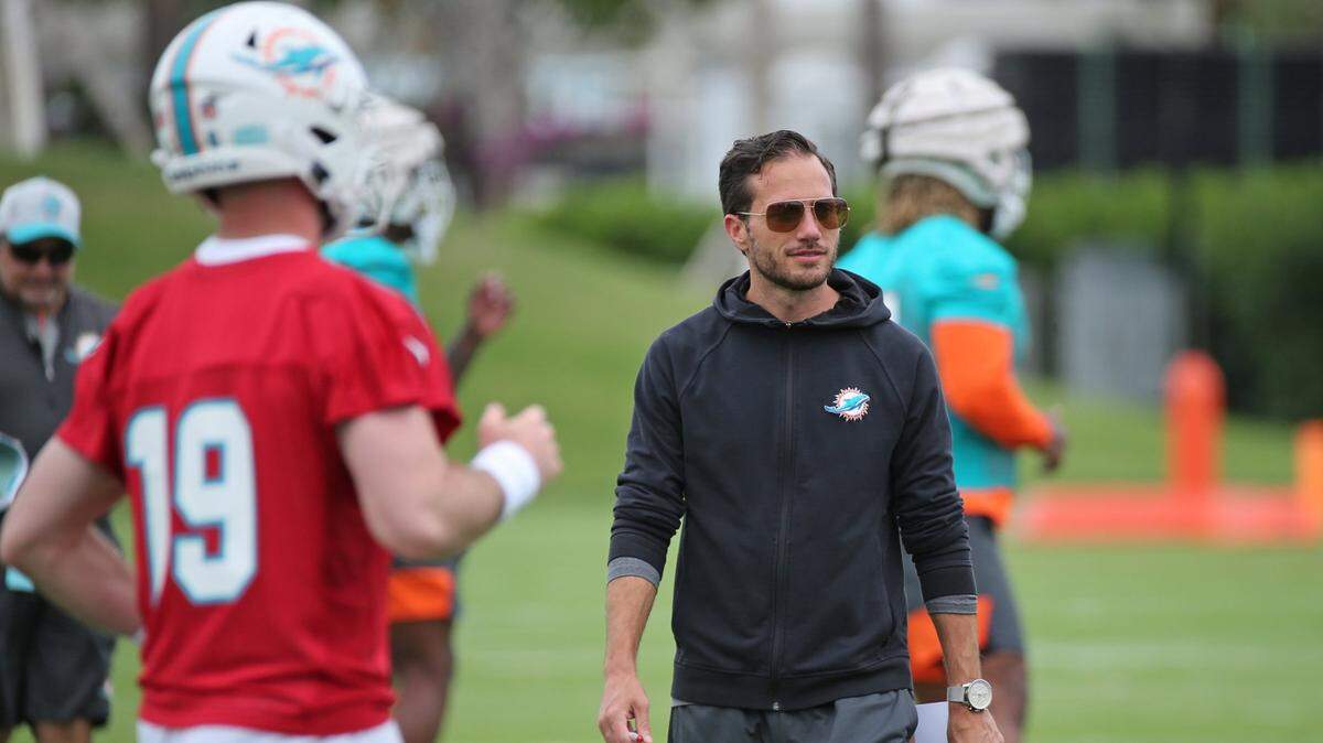 El entrenador en jefe de los Miami Dolphins, Mike McDaniel, en el campo de práctica durante el minicampamento de novatos de los Dolphins en el Baptist Health Training Complex en Miami Gardens el viernes 13 de mayo de 2022.