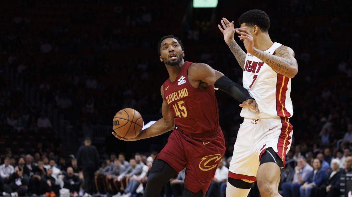 Cleveland Cavaliers guard Donovan Mitchell (45) drives the ball around Miami Heat center Kel'el Ware (7) during the first half of a game on Nov. 10, 2025, at Kaseya Center in Miami.