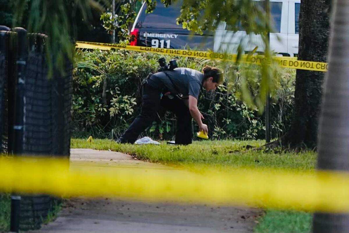 Investigadores buscando pistas el lunes,18 de octubre de 2021 por fuera de la valla del Mara Berman Guilianti Park en la cuadra de los 4100 de North Hills Drive. Un agente de Hollywood pereció en un enfrentamiento con un hombre armado