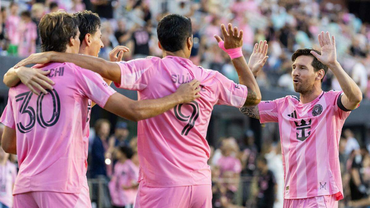 El delantero del Inter Miami Tadeo Allende (izq.) celebra con Benjamín Cremaschi (30), Luis Suárez y Lionel Messi (10) tras un gol contra el Columbus Crew, en el partido celebrado el 31 de mayo de 2025, en Fort Lauderdale, Florida.
