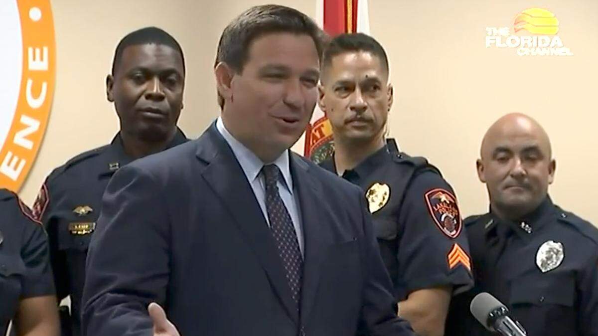 El gobernador DeSantis habla en una conferencia de prensa para apoyar a las fuerzas del orden, 9 de septiembre de 2021. (Imagen de una  captura de pantalla de The Florida Channel/ Fresh Take Florida)