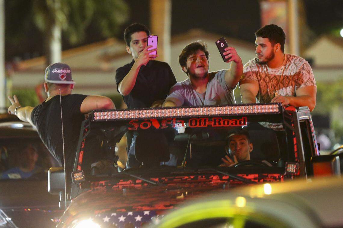 La comunidad cubana se lanzó a la calle el 26 de noviembre del 2016 en la West 49th Street en Hialeah tras el anuncio de la muerte de Fidel Castro.