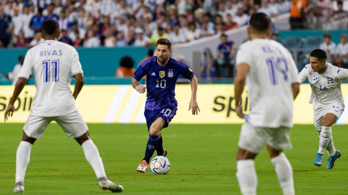 Argentina forward Lionel Messi (10) looks to pass the ball against Honduras during the first half of their international friendly soccer match at Hard Rock Stadium on Friday, Sept. 23, 2022. Messi is in talks with Inter Miami about a possible move to MLS at the end of the 2022-23 European season.