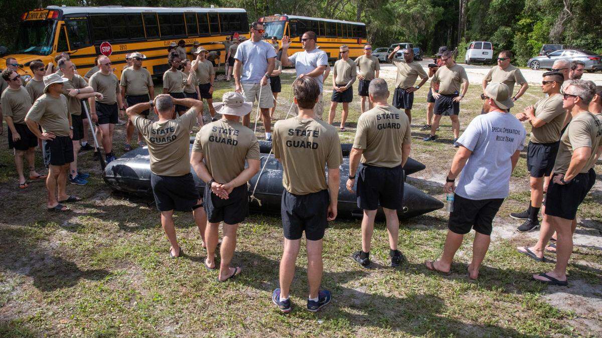 Reclutas de la Guardia Estatal de la Florida reciben instrucción por parte de soldados de la Guardia Nacional de la Florida y contratistas civiles para ejecutar un ejercicio de entrenamiento de supervivencia acuática en Camp Blanding, Florida, el 14 de junio de 2023. Soldados del 53º Equipo de Combate de la Brigada de Infantería, 83º Comando de Tropas y 50º Grupo de Apoyo Regional complementaron el entrenamiento de varios días que incluyó natación de rescate, entrada y salida de vehículos acuáticos, técnicas de supervivencia en el agua y maniobras con vehículos acuáticos.