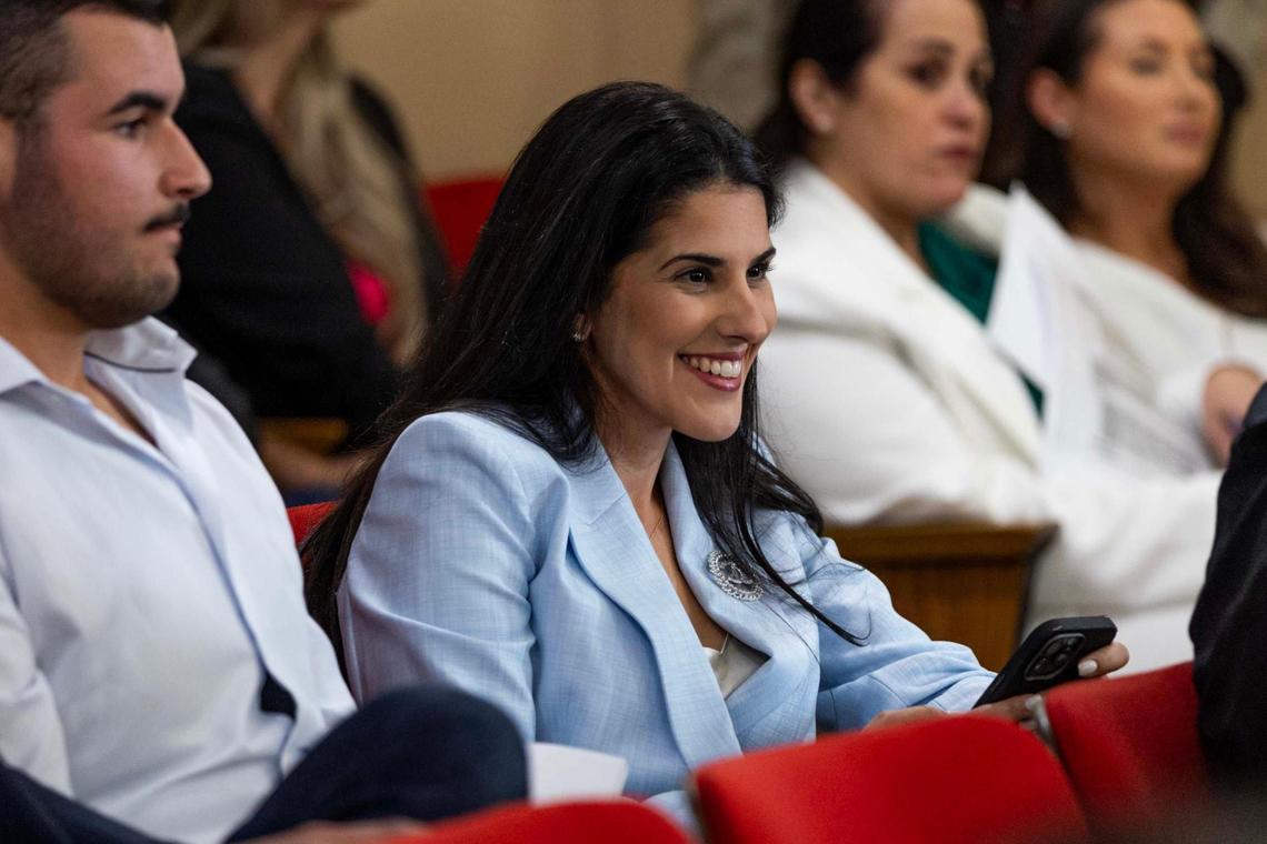 Gelien Pérez asiste a una reunión del Ayuntamiento de Hialeah el martes 13 de mayo de 2025, donde buscaba ser nombrada concejal, pero no logró obtener el apoyo necesario del concejo.