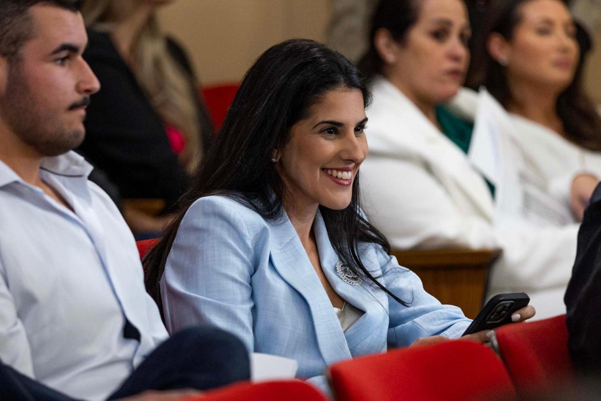 Gelien Pérez asiste a una reunión del Concejo Municipal el martes 13 de mayo de 2025, en el Ayuntamiento de Hialeah, Florida, buscando la designación para un puesto vacante en el concejo que no logro consenso 