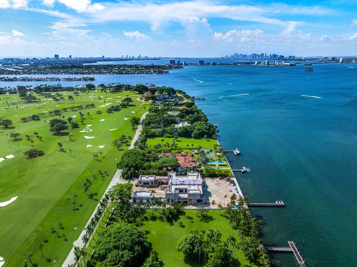 An aerial view of 7 Indian Creek Island Rd., where a 9-bedroom, 27,000-square-foot mansion is under construction.