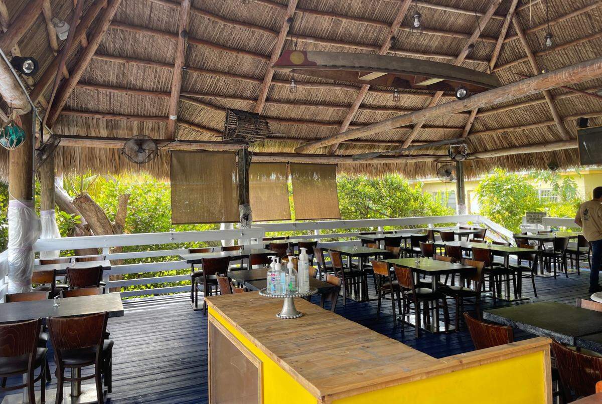 The outdoor chickee hut at Crackers Casual Dining