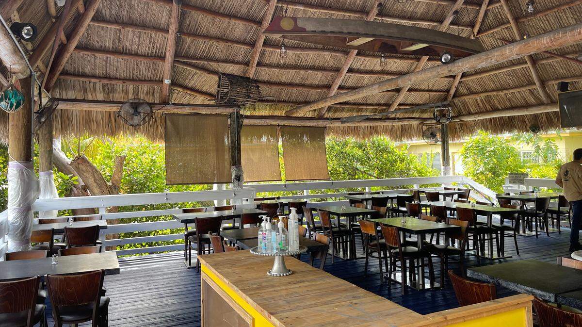 La cabaña al aire libre de Crackers Casual Dining.