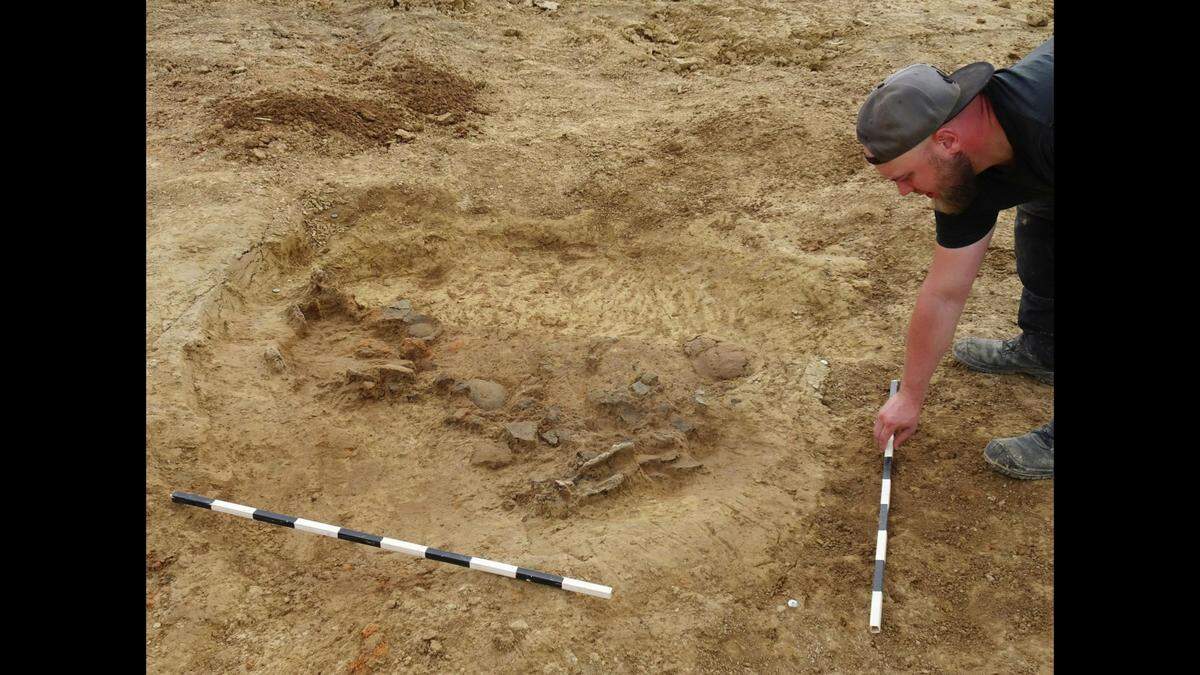 Large shards of ancient ceramics can be seen in the second level of a grave.