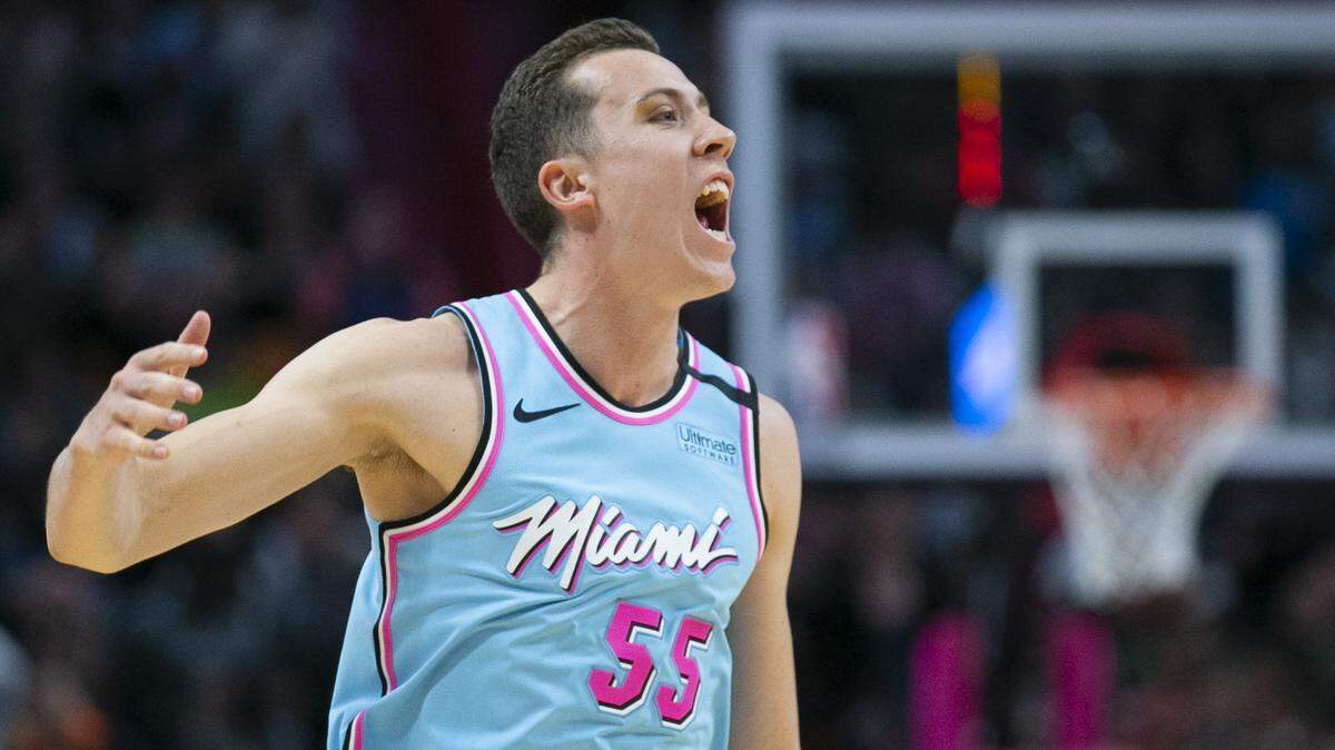 Duncan Robinson (55) , del Heat, celebra en el partido contra los Mavs el 28 de febrero en el AmericanAirlines Arena.