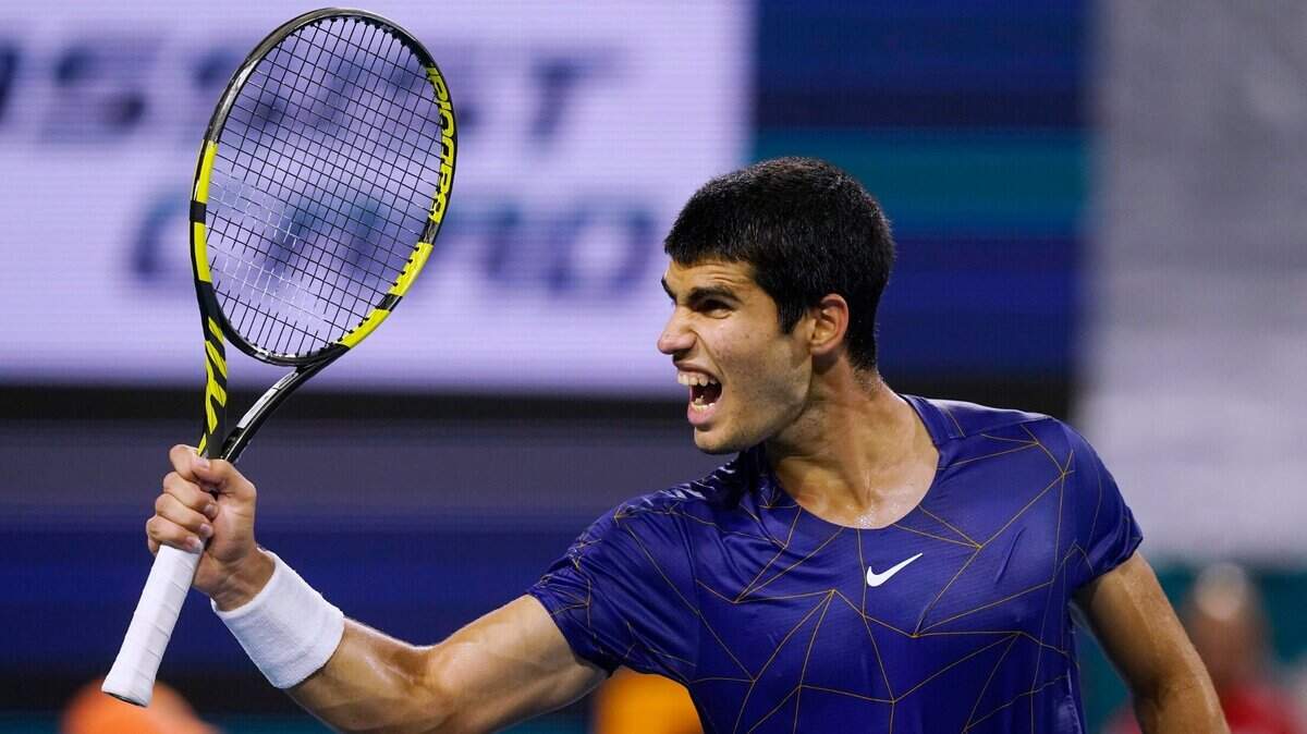 Carlos Alcaraz, de España, reacciona al anotar un punto en el primer set ante Hubert Hurkacz, de Polonia, durante las semifinales del torneo de tenis Abierto de Miami el viernes 1 de abril de 2022 en Miami Gardens, Florida.