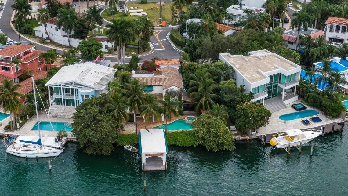 View on Jan. 7, 2022 of the Palm Island house (center) in Miami Beach that Nikki Beach CEO Lucia Penrod just received permission to tear down. The home sits on Coconut Lane on the man-made island in Biscayne Bay.