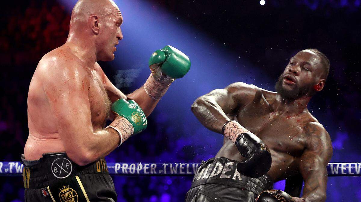 LAS VEGAS, NEVADA - FEBRUARY 22: Tyson Fury (L) punches Deontay Wilder during their Heavyweight bout for Wilder’s WBC and Fury’s lineal heavyweight title on February 22, 2020 at MGM Grand Garden Arena in Las Vegas, Nevada. (Photo by Al Bello/Getty Images)