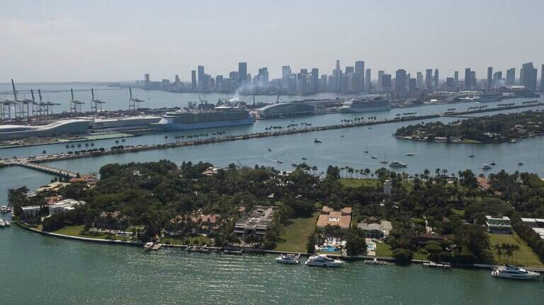 Days after ousting her port director, Miami-Dade mayor loses another one