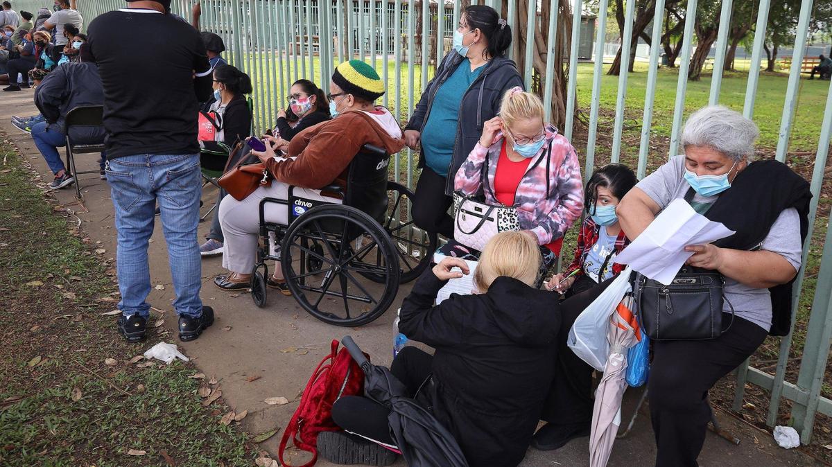 DURANTE LA pandemia, la ciudad de Miami regaló tarjetas de regalo de comestibles a los pobres. ¿Tiene la sociedad la responsabilidad de ayudar a los menos afortunados? CARL JUSTE