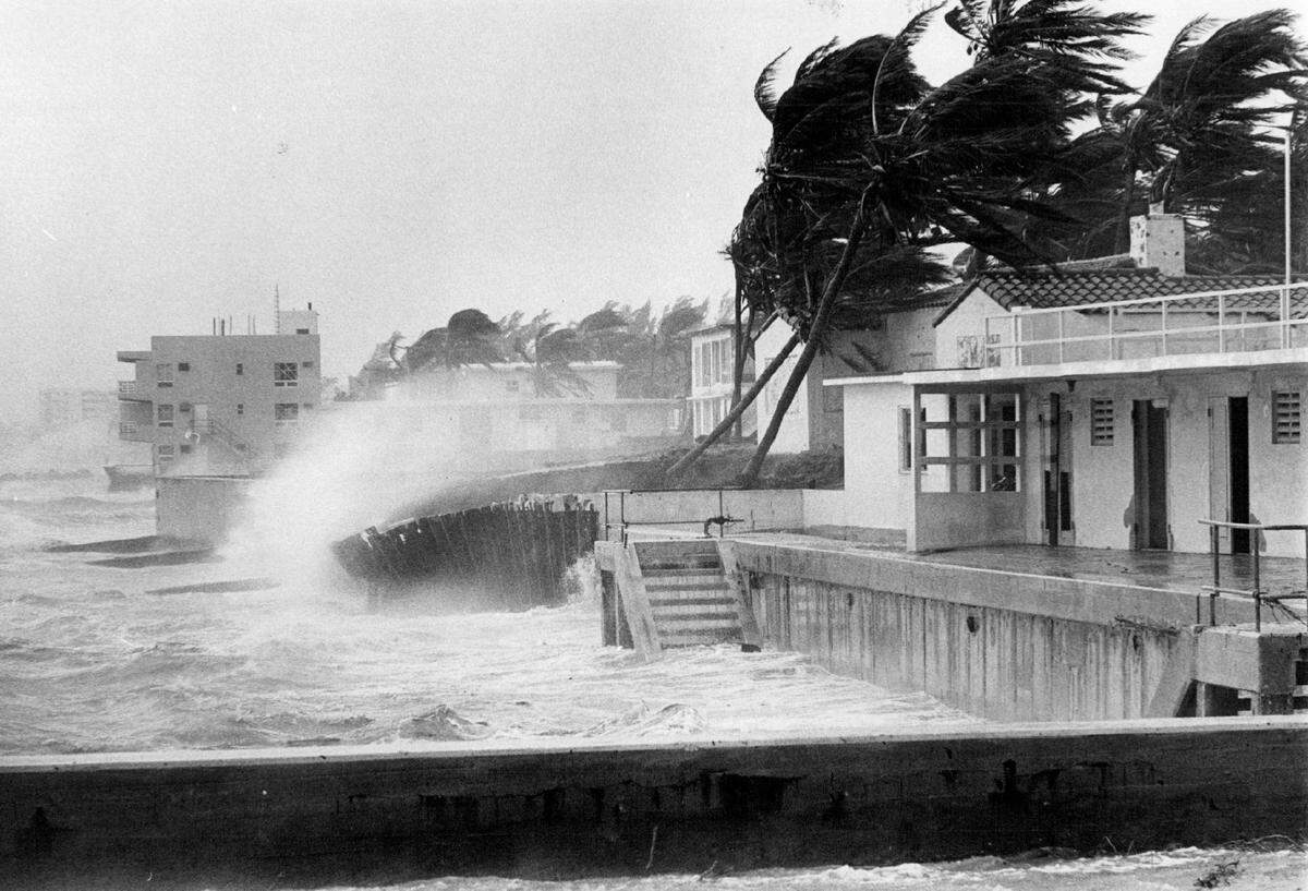 Hurricane Betsy lashes Florida.