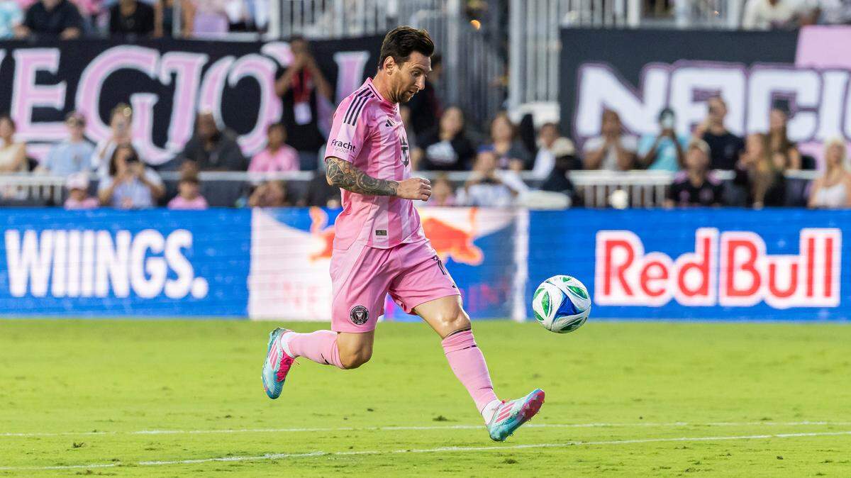 El delantero del Inter Miami, Lionel Messi, marca un gol contra Columbus Crew, en la primera mitad del partido de la MLS celebrado el 31 de mayo de 2025, en Fort Lauderdale, Florida.