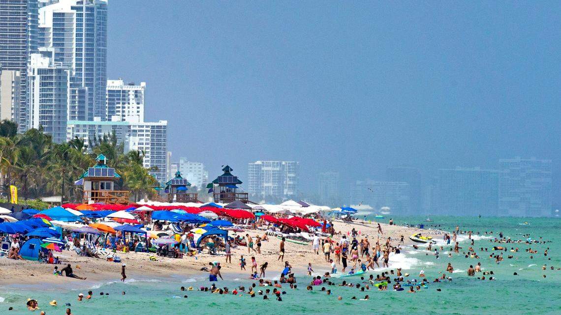Miami’s cool December weather is coming to an end as the forecast calls for highs in 80s and some rain chances for the week. The culprit: a cold front above South Florida.