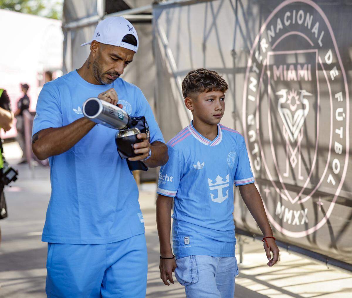 Inter Miami forward Luis Suárez (9) arrives for the game against FC Cincinnati with his son Luis Suárez at Chase Stadium in Fort Lauderdale, Florida on Saturday, July 26, 2025.