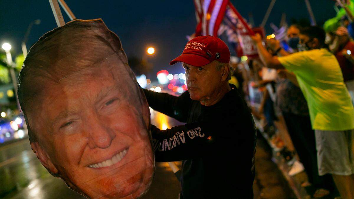 Un seguidor del presidente Donald Trump muestra su apoyo durante una manifestación frente al restaurante La Carreta, el sábado 7 de noviembre de 2020 en Miami, Florida.